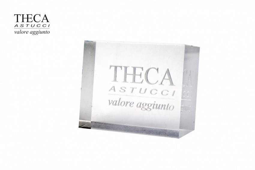 Targa in plexiglass con logo inciso 90x30x70mm - PLL0100 - Foto 1