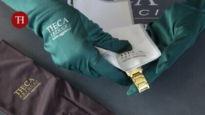 Microfiber gloves for jewelry, essential accessories